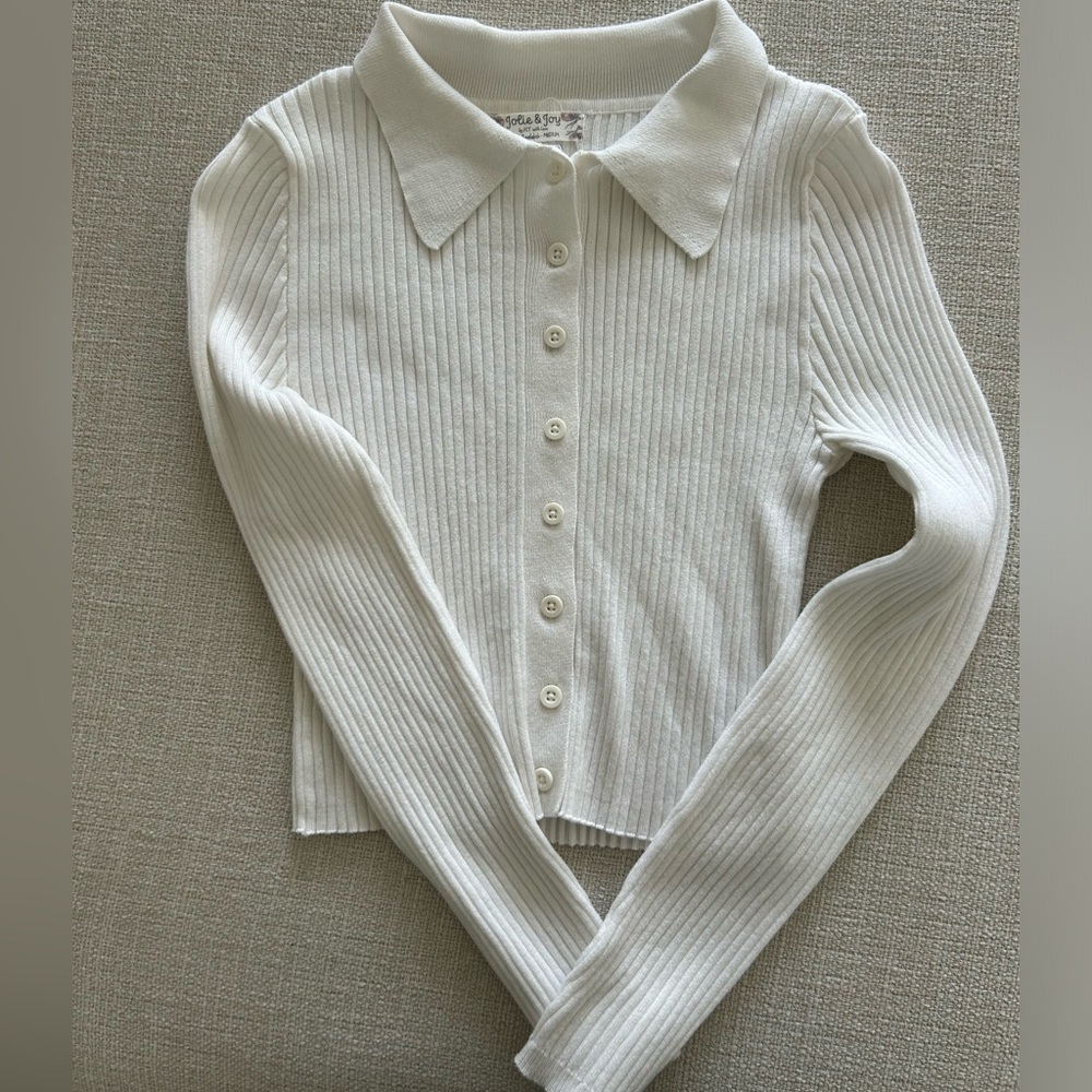 Cropped button down long sleeve shirt. Perfect basic to have in your closet.